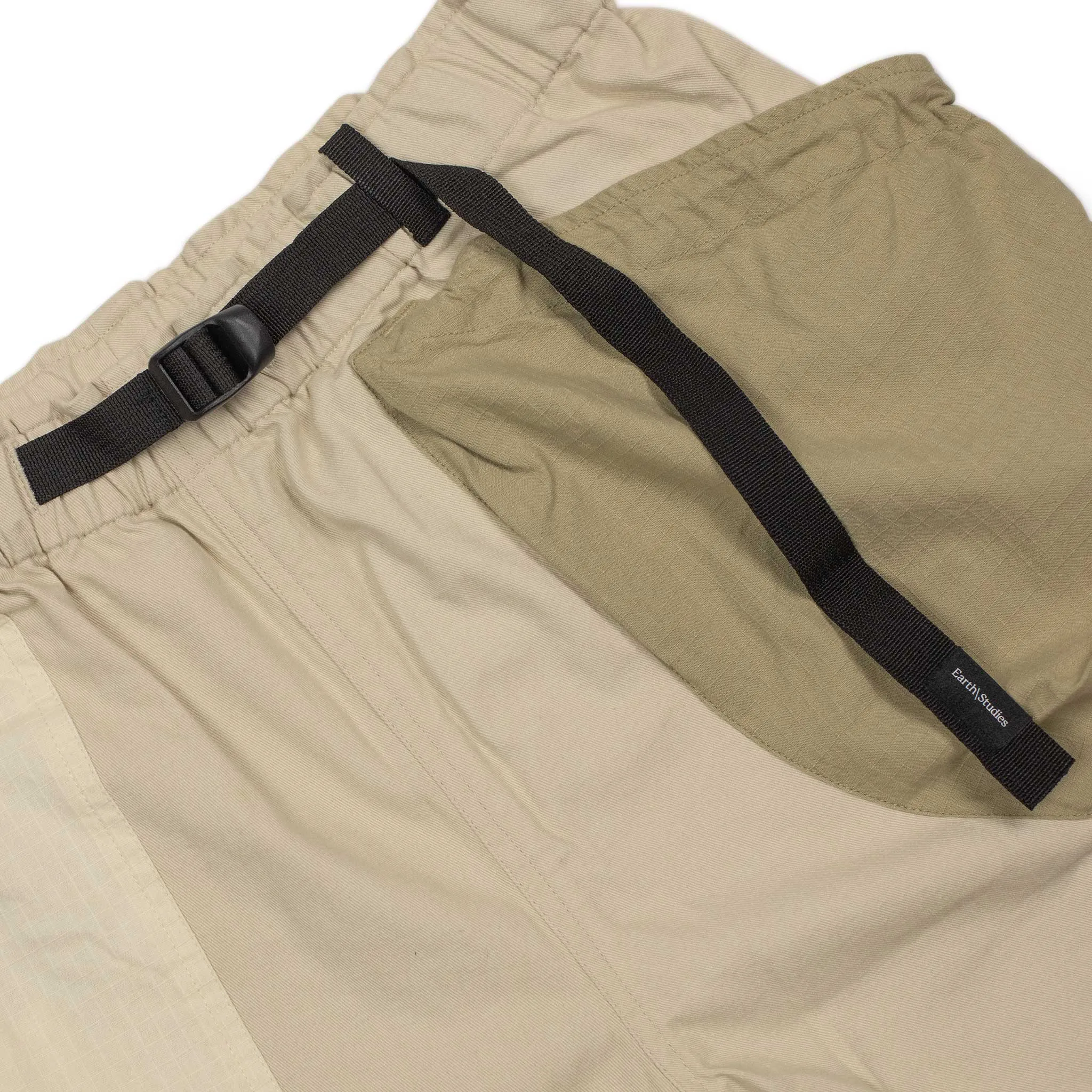 Field shorts in chalk strada paneled cotton twill and ripstop (restock)