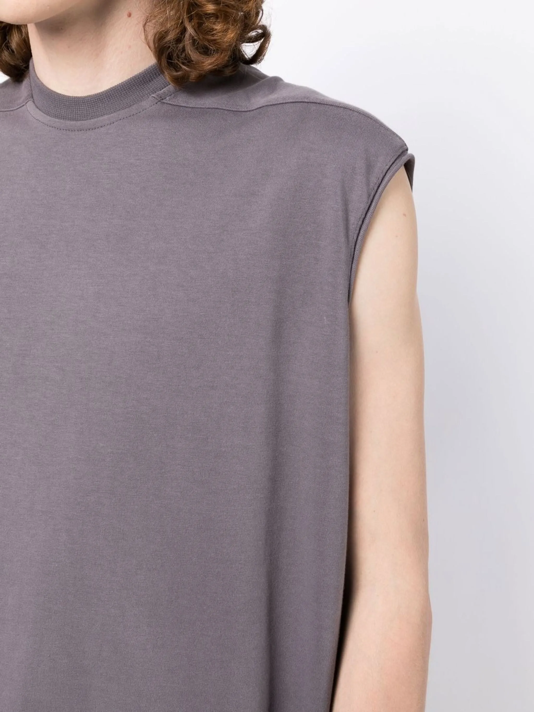 OVERSIZE SLEEVELESS T-SHIRT